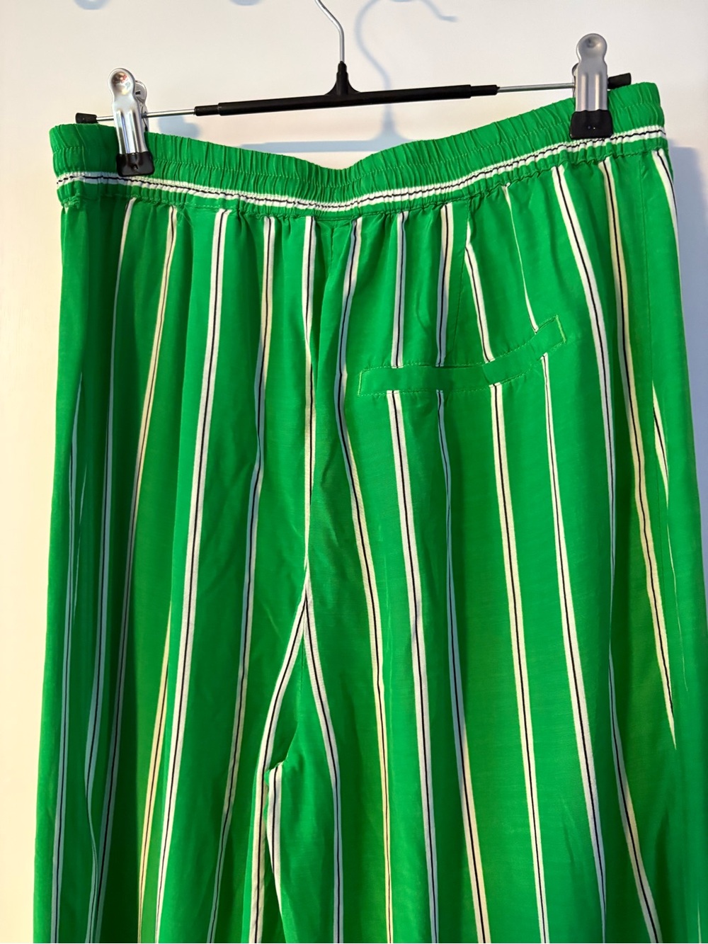 Fun Cute H&M Green Vertical Stripe Drawstring Pants - Picture 4 of 5